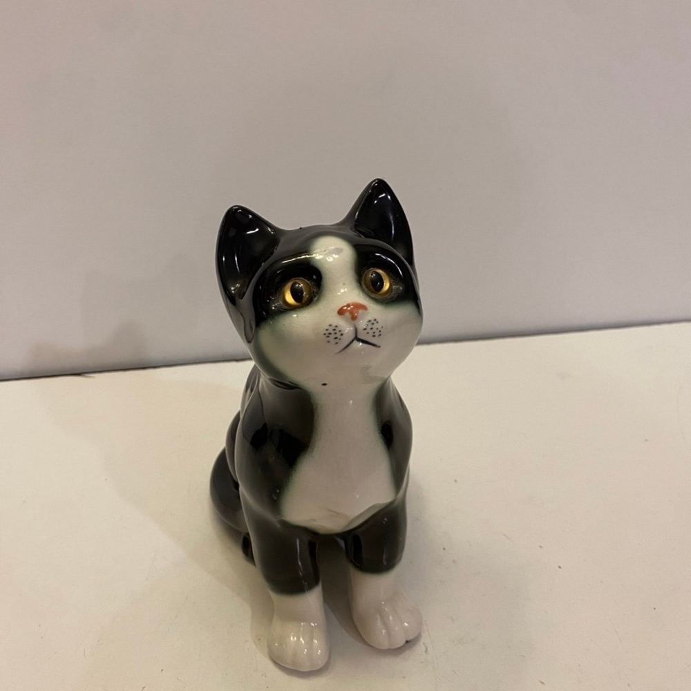 Enesco black and White cat decor